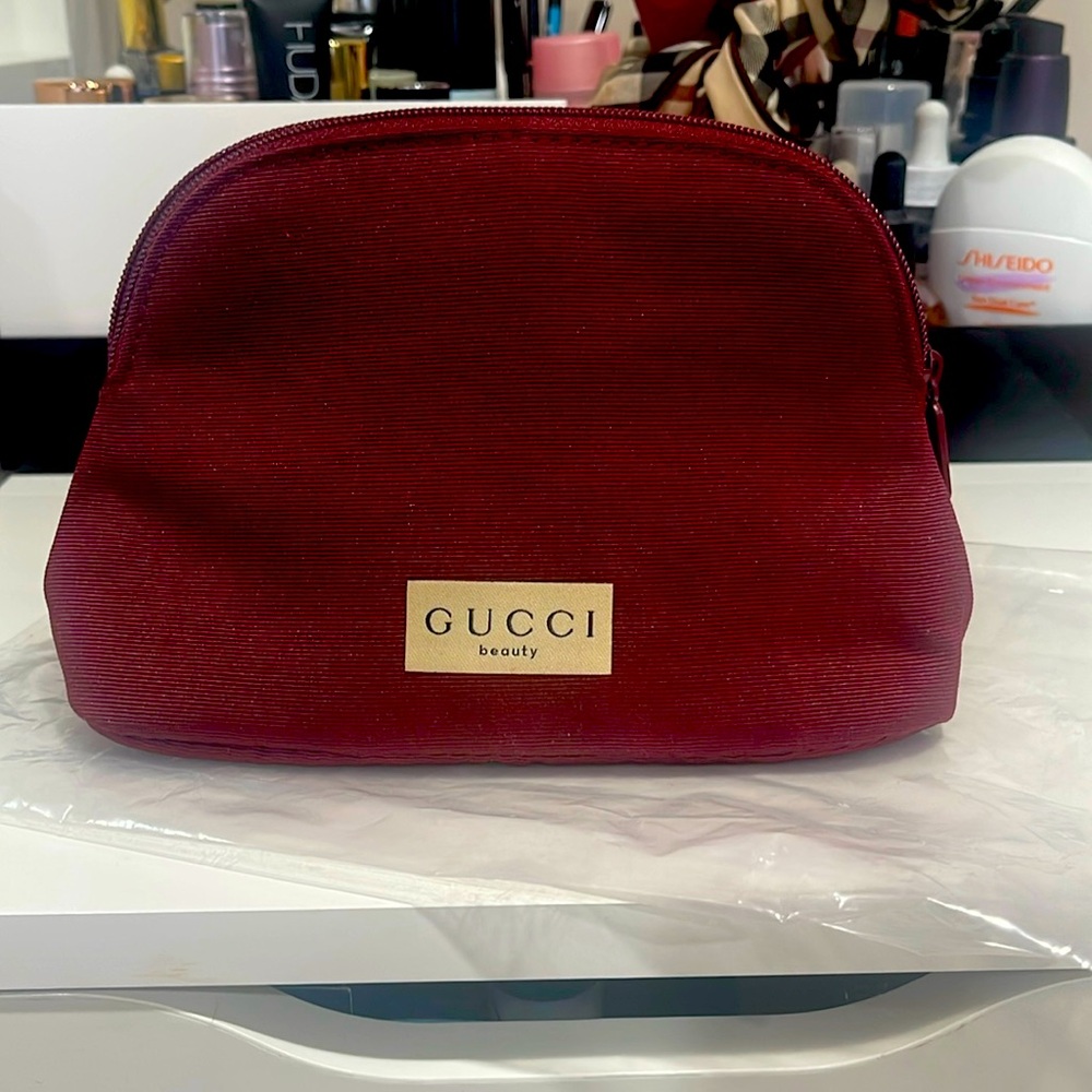 Gucci 💯 authentic beauty bag out of box never used…